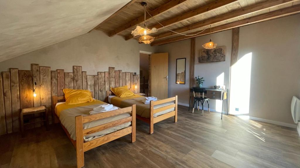Postel nebo postele na pokoji v ubytování Gîte confort 15 couchages, vue panoramique Montagne Hautes Alpes, Terrasses