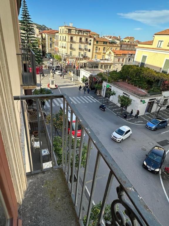 uma vista para uma rua da cidade a partir de uma varanda em Angel's Home em Sorrento
