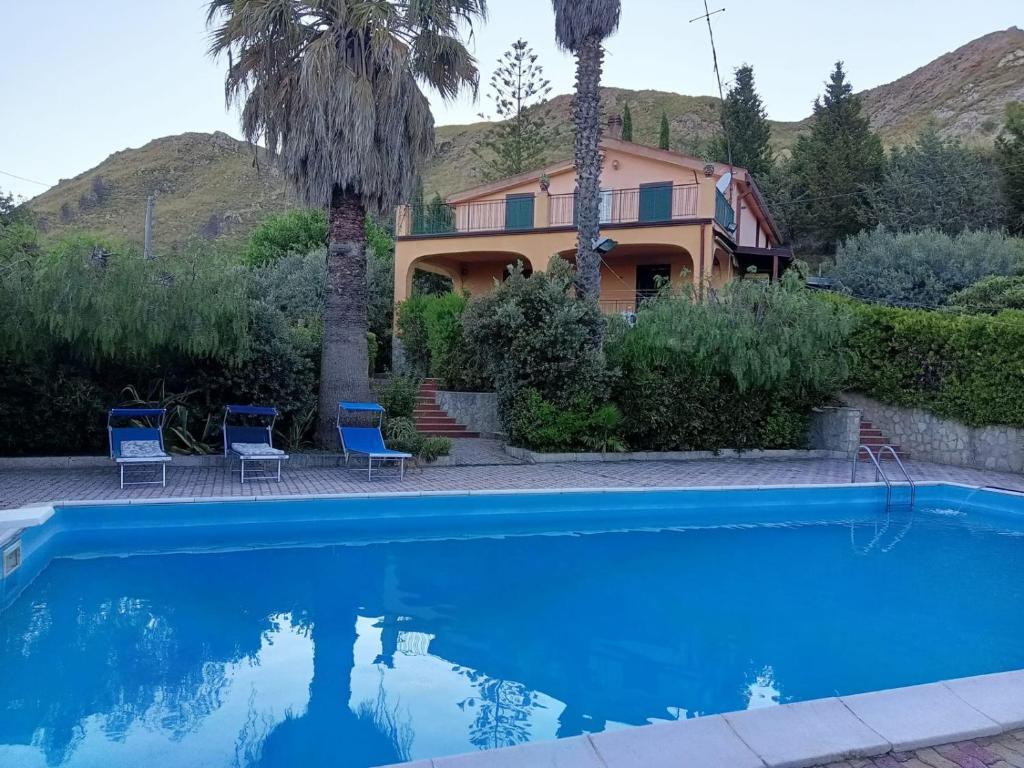 ein Haus mit einem Pool vor einem Haus in der Unterkunft villa modica casteltermini in Casteltermini