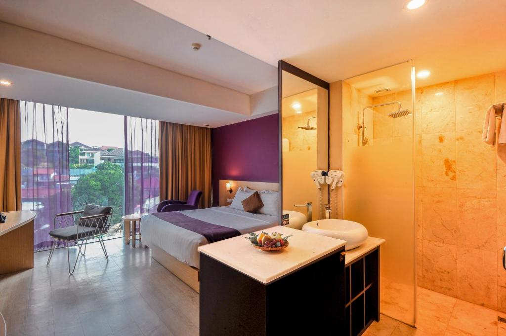 Postel nebo postele na pokoji v ubytování Grand Edge Hotel Semarang