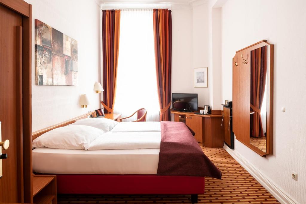 Postel nebo postele na pokoji v ubytování Hotel Schöneberg