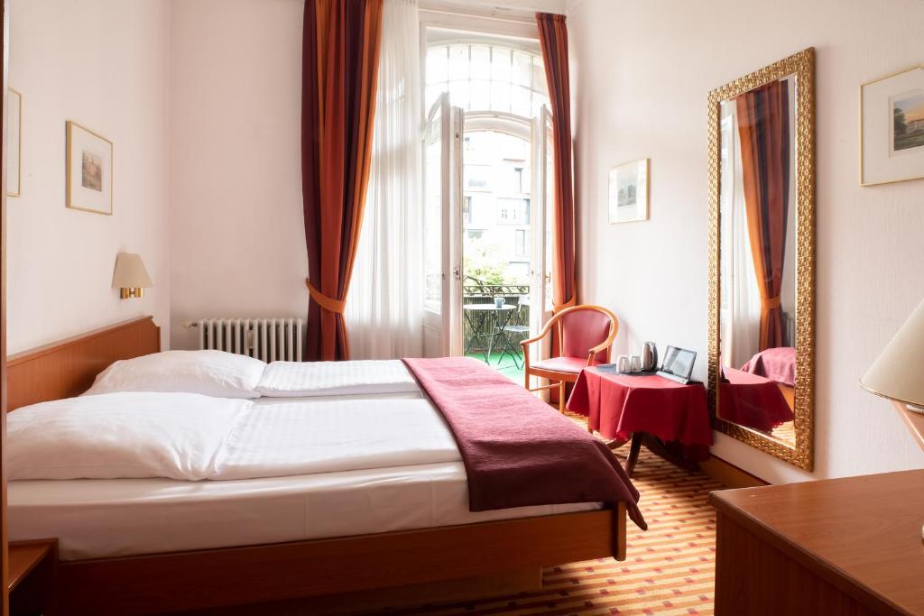Postel nebo postele na pokoji v ubytování Hotel Schöneberg