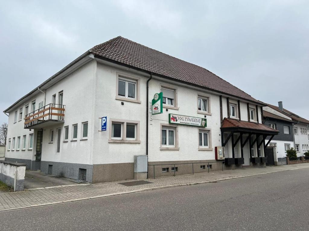 un gran edificio blanco al lado de una calle en Monteurunterkunft Oberhausen-Rheinhausen, en Oberhausen-Rheinhausen