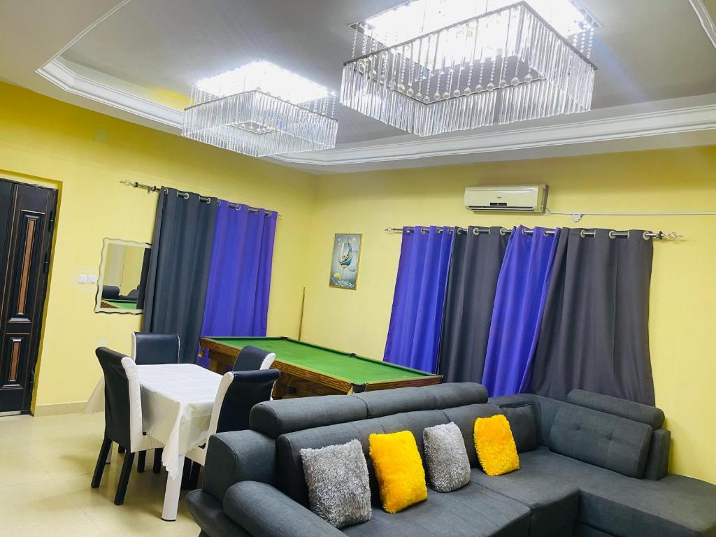 uma sala de estar com um sofá e uma mesa de pingue-pongue em Luanda City Hostel em Luanda