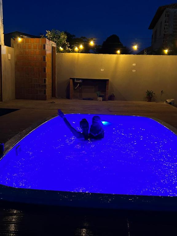ein blauer Pool mit zwei Katzen, die darauf sitzen. in der Unterkunft Recanto do jao in Maragogi