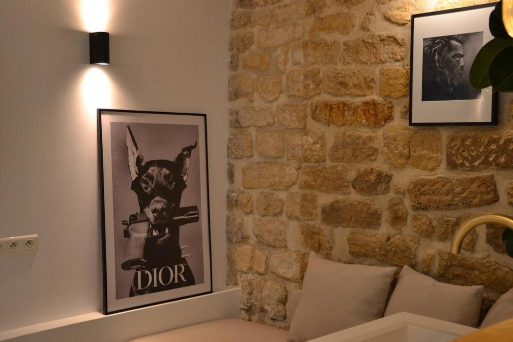 un mur en briques avec une photo d'un chien dans l'établissement Hot Hot Hot Loft Faubourg Saint-Denis, à Paris