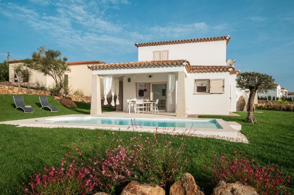 eine Villa mit einem Pool im Hof in der Unterkunft Bellevue by Klodge in Budoni