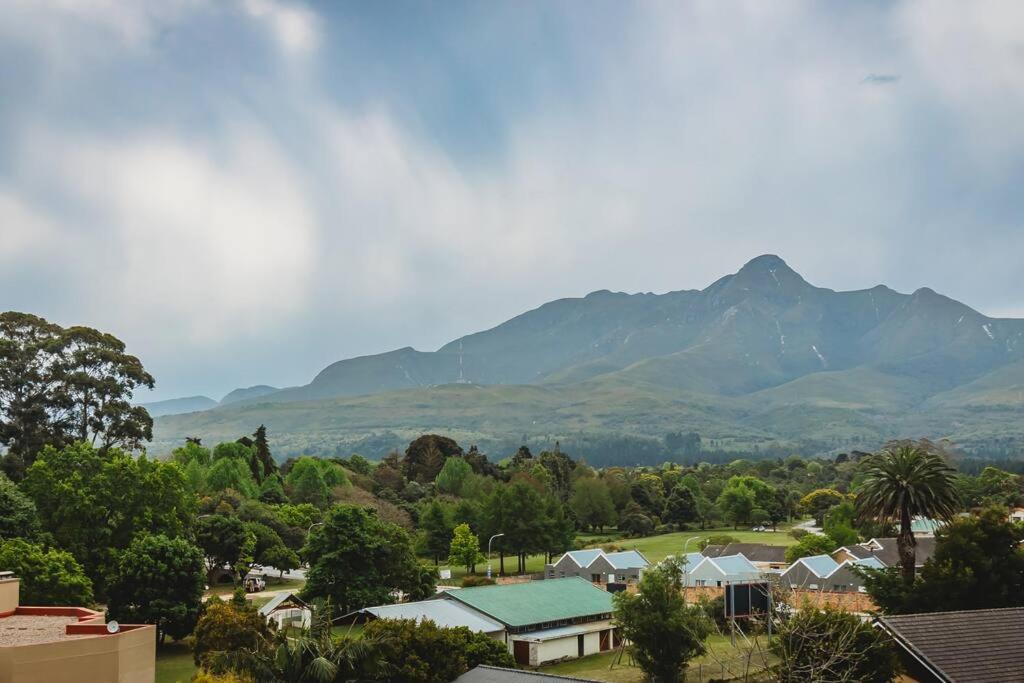 Una vista de una ciudad con montañas al fondo. en 301 Le Jardin, en George
