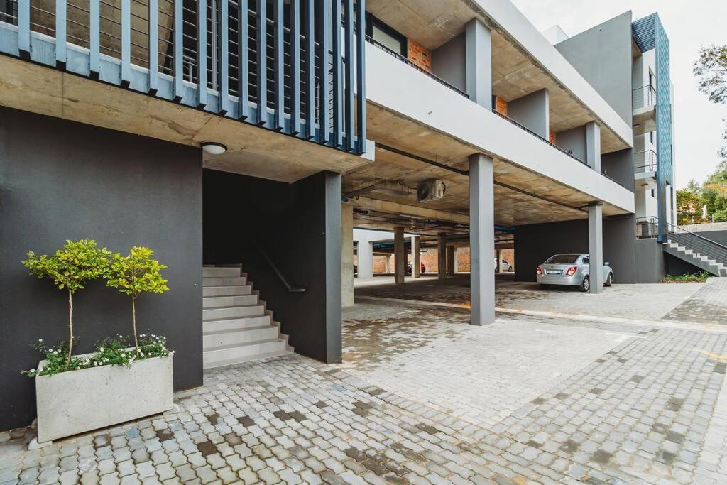 301 Le Jardin - Image 22