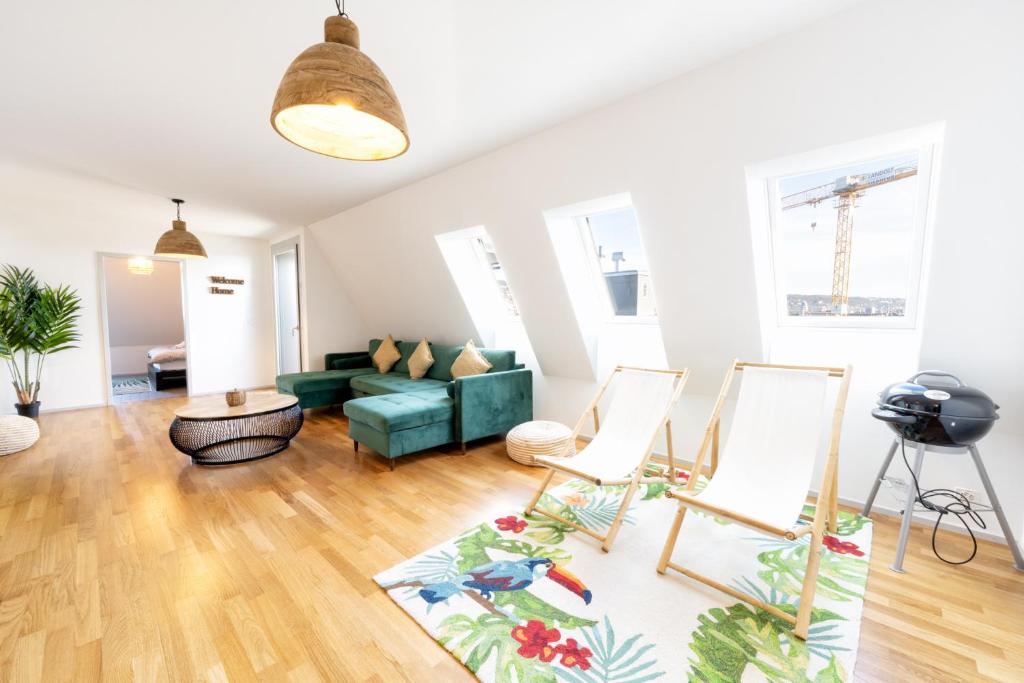 ein Wohnzimmer mit einem grünen Sofa und Stühlen in der Unterkunft Urban rooftop getaway in Zürich