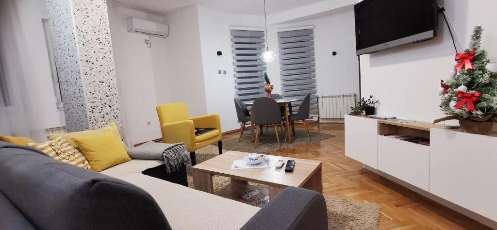 sala de estar con sofá y mesa en Apartman Paradiso BN 1, en Bijeljina