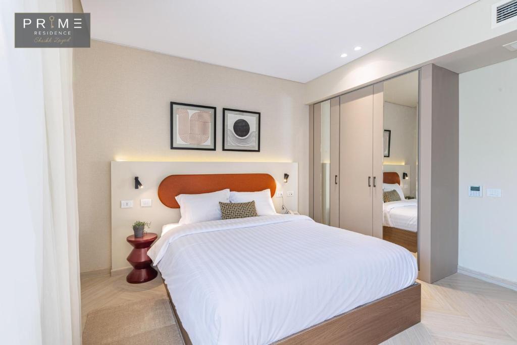 A bed or beds in a room at Prime Residence Sheikh Zayed