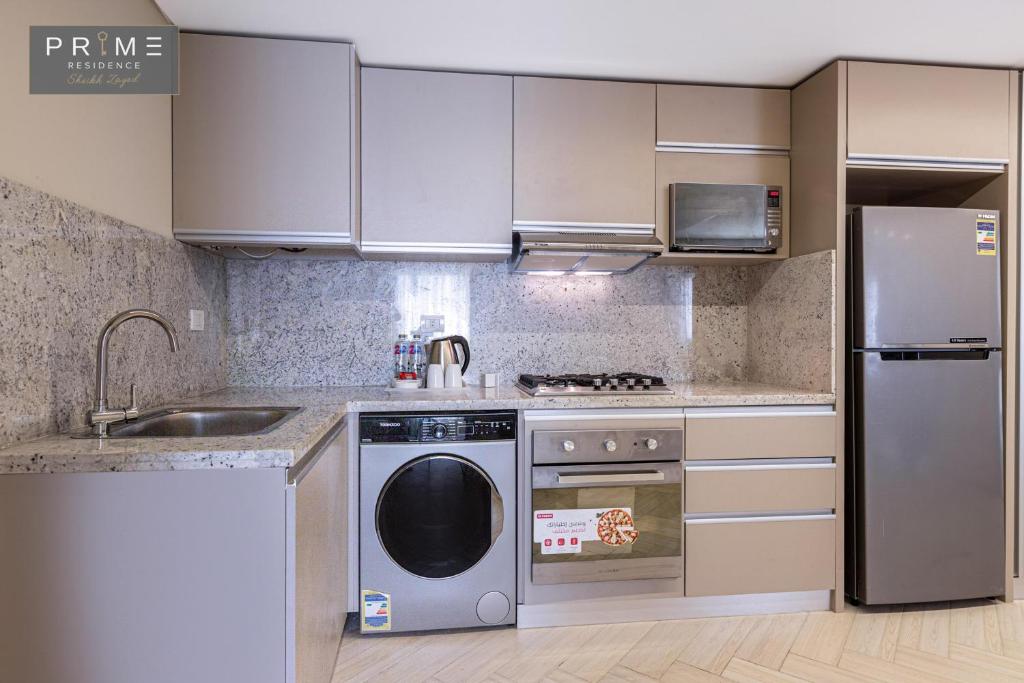A kitchen or kitchenette at Prime Residence Sheikh Zayed