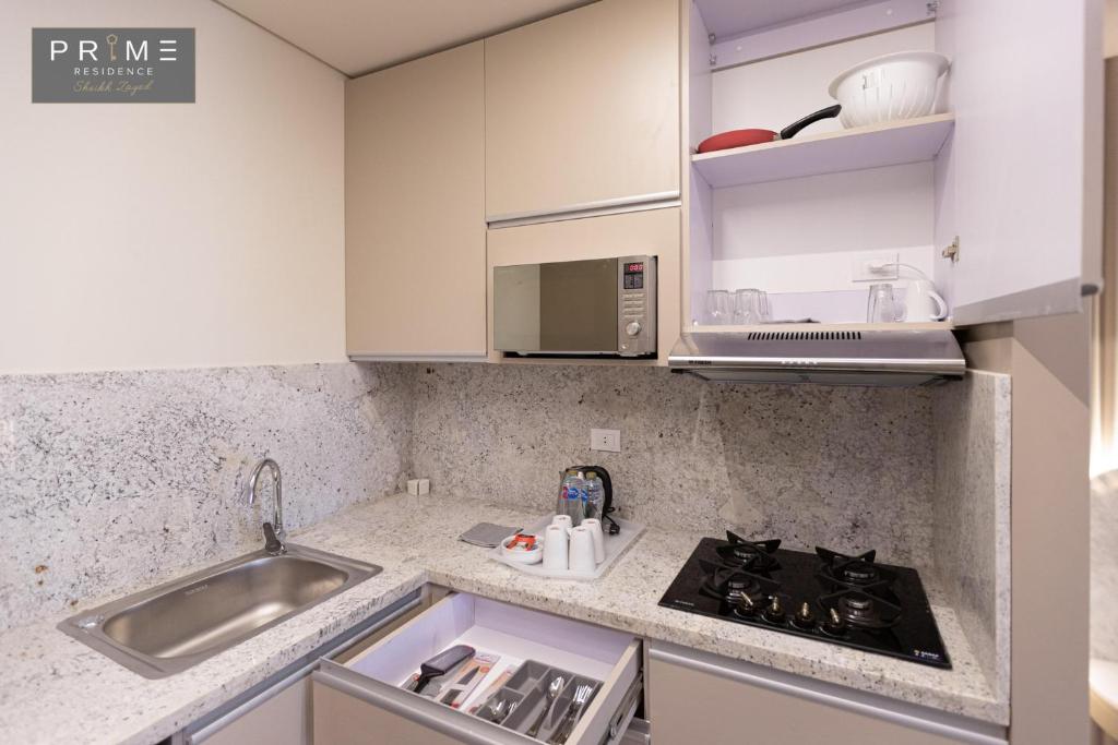 A kitchen or kitchenette at Prime Residence Sheikh Zayed