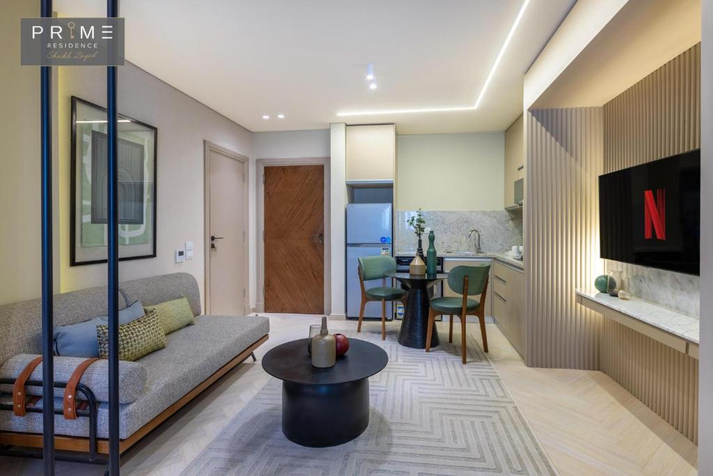 uma sala de estar com um sofá e uma mesa em Prime Residence Sheikh Zayed em Sheikh Zayed