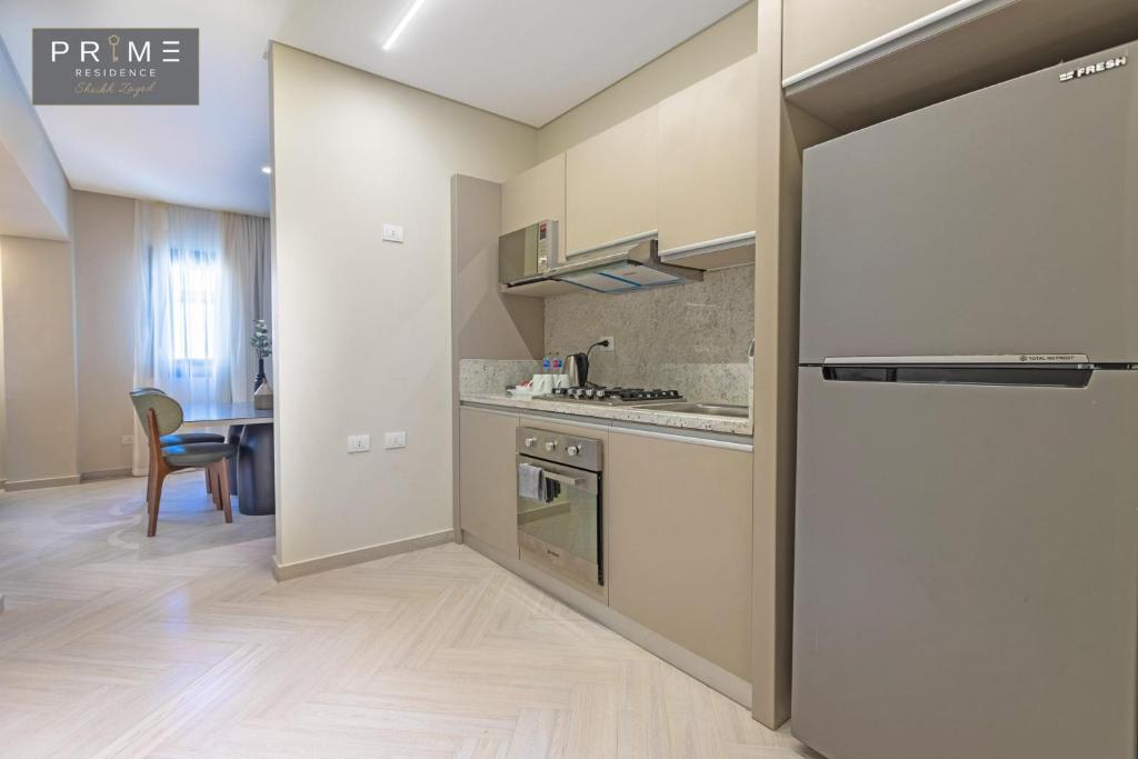 A kitchen or kitchenette at Prime Residence Sheikh Zayed