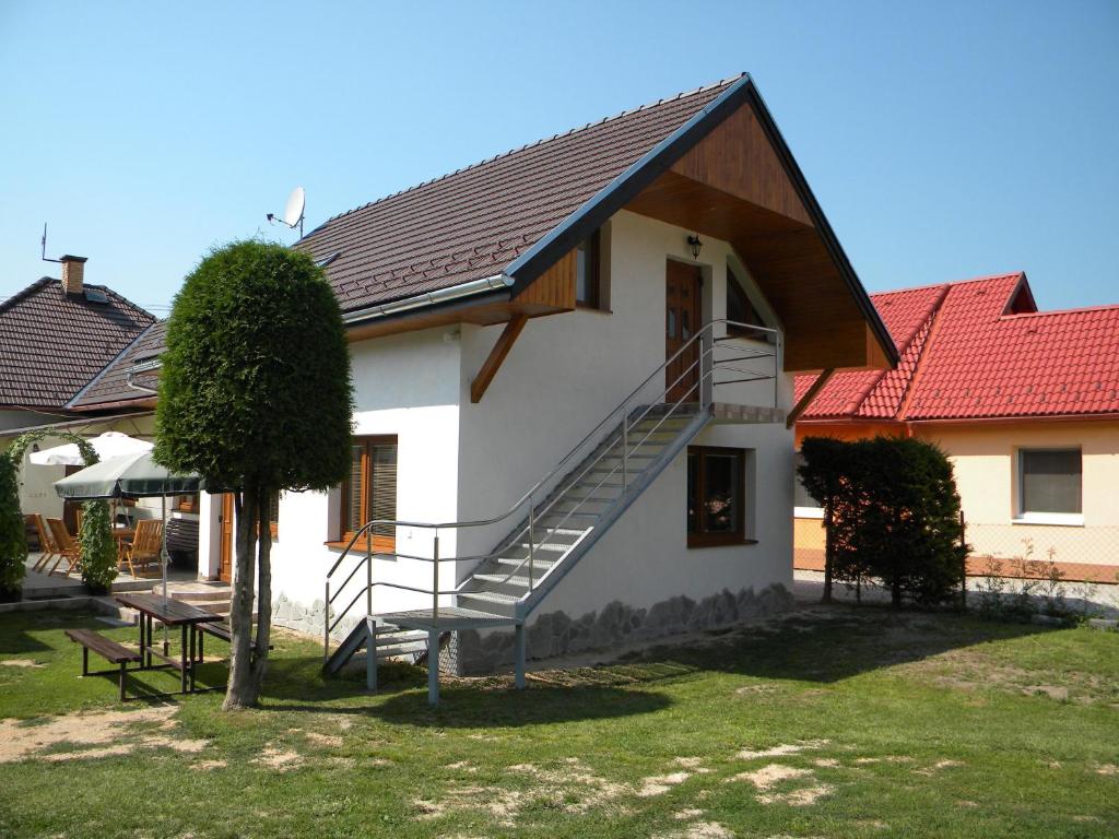 una casa con una escalera en el lateral de ella en Penzión Anika, en Krásnohorská Dlhá Lúka