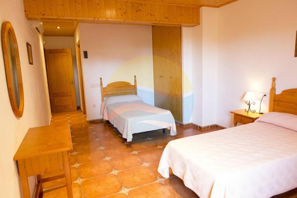 Posteľ alebo postele v izbe v ubytovaní Riuebre - Casa rural para 11 personas con piscina y vistas al Río Ebro - Deltavacaciones