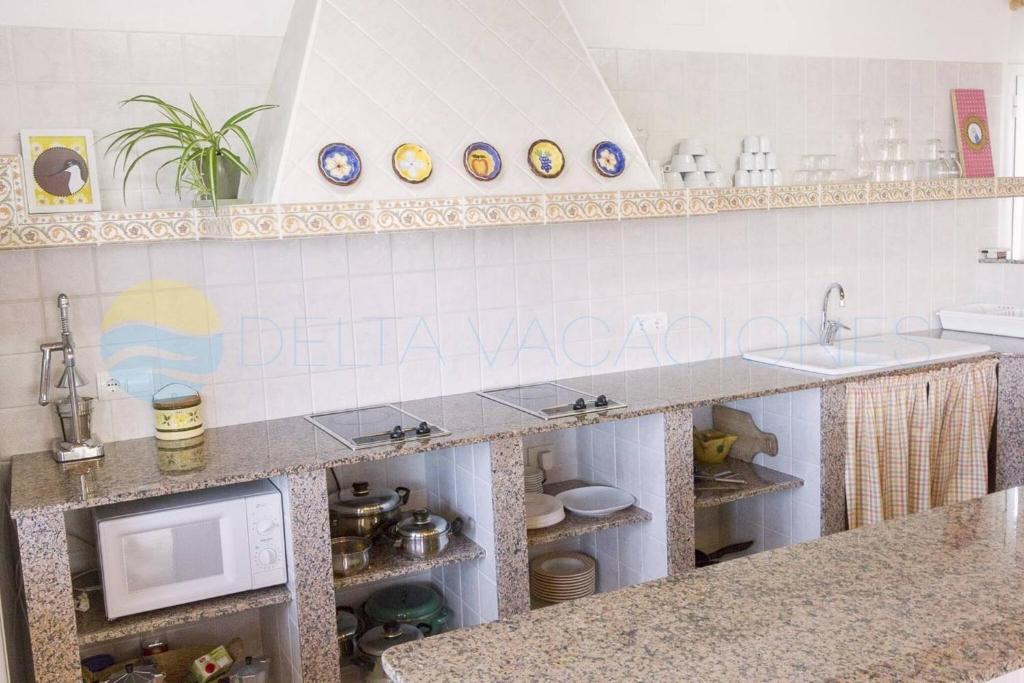 Kuchyňa alebo kuchynka v ubytovaní Riuebre - Casa rural para 11 personas con piscina y vistas al Río Ebro - Deltavacaciones