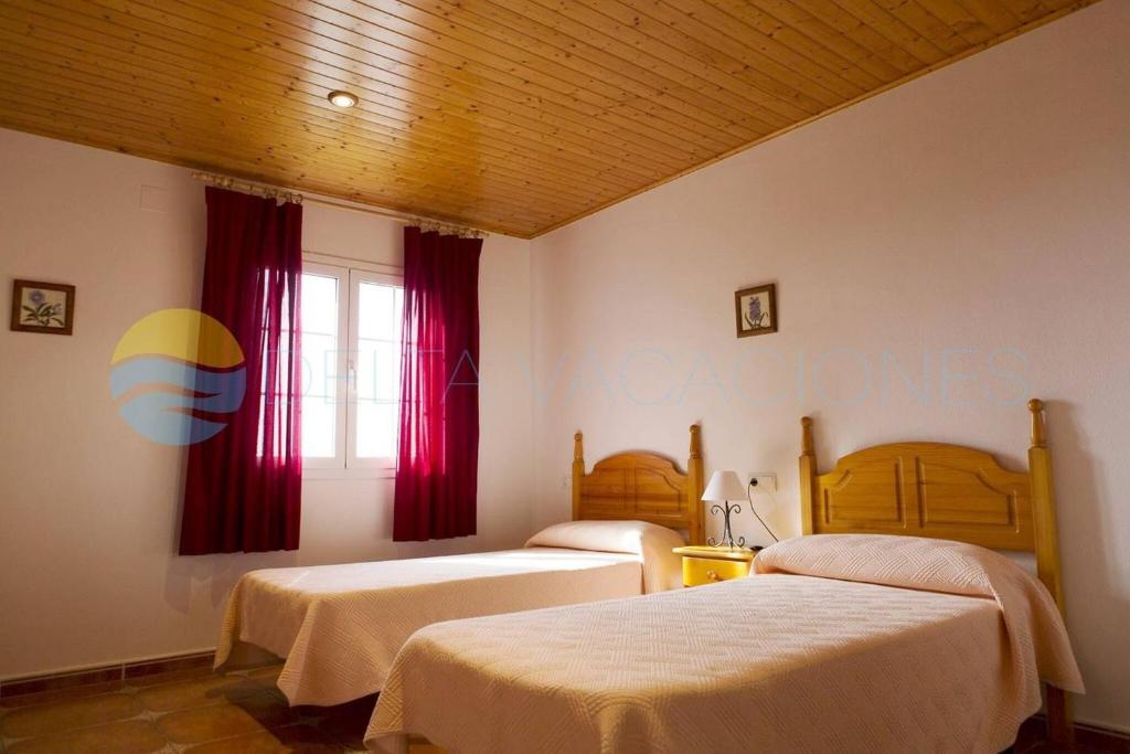 Posteľ alebo postele v izbe v ubytovaní Riuebre - Casa rural para 11 personas con piscina y vistas al Río Ebro - Deltavacaciones