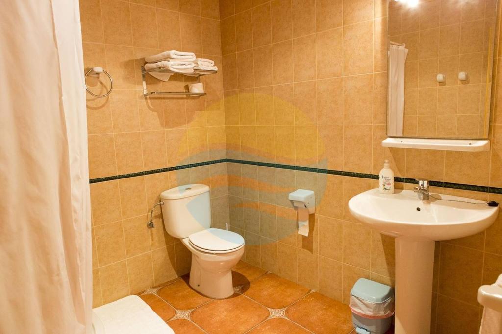 Kúpeľňa v ubytovaní Riuebre - Casa rural para 11 personas con piscina y vistas al Río Ebro - Deltavacaciones