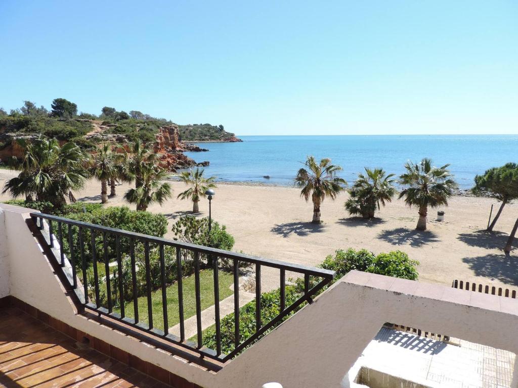 a balcony with a view of the beach at Lliri - Adosado en l'Ampolla en primera línea de mar - Deltavacaciones in L'Ampolla