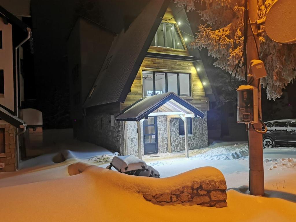 Un modelo de casa en la nieve en Winter Harmony Jahorina, en Jahorina