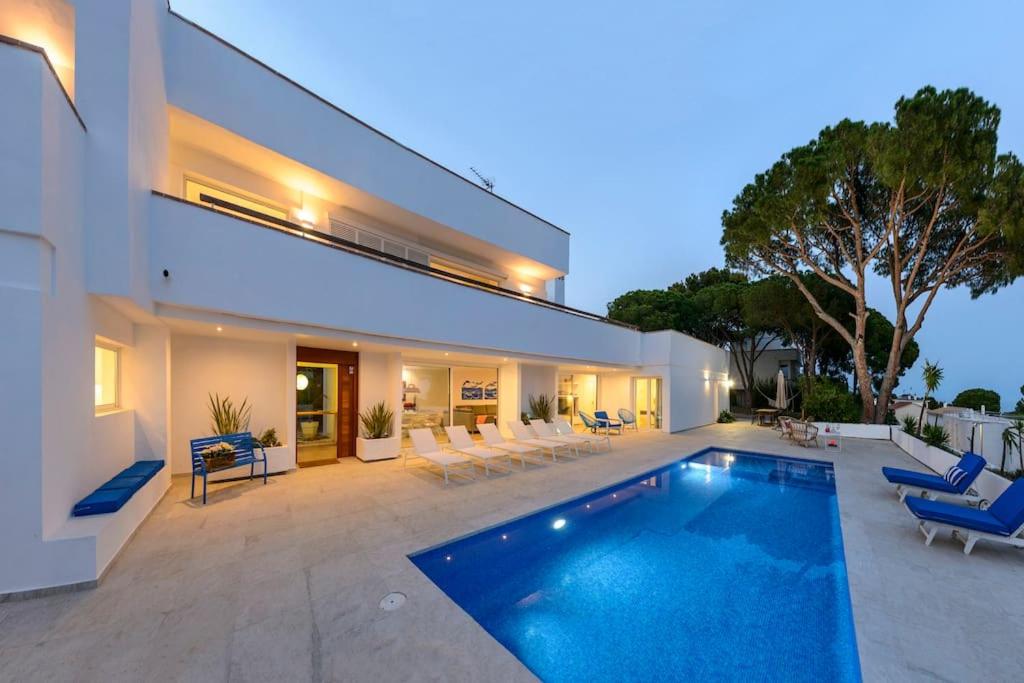 Πισίνα στο ή κοντά στο Luxury Villa Costa Brava in Calonge Playa de Aro Sea views