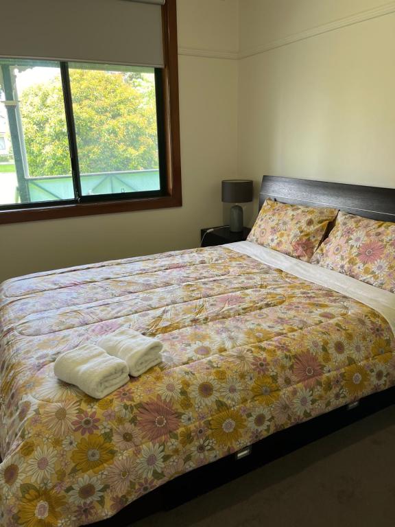 um quarto com uma cama com duas toalhas em Cheerful 2 bedroom house with a beautiful veranda em Geelong