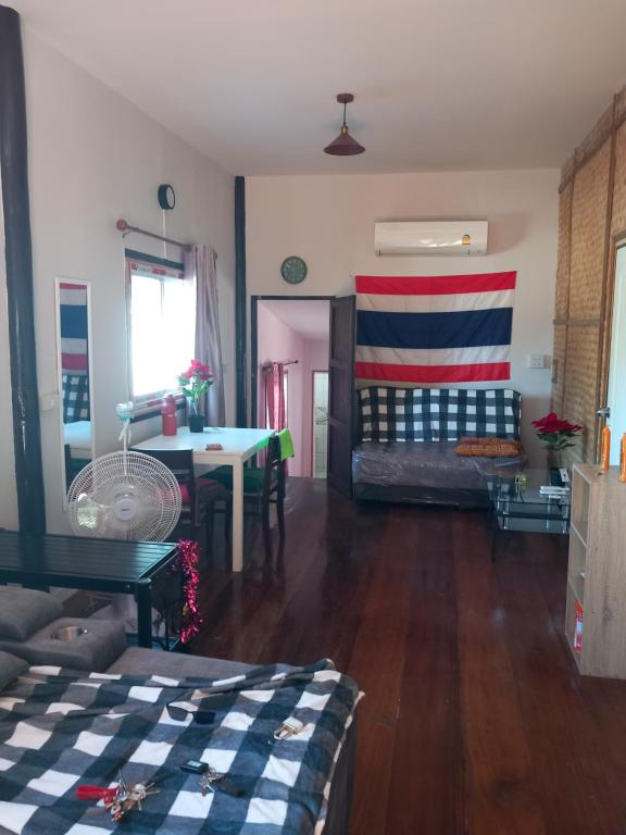 - un salon avec un canapé et une table dans l'établissement maison thailande pran buri, à Pran Buri
