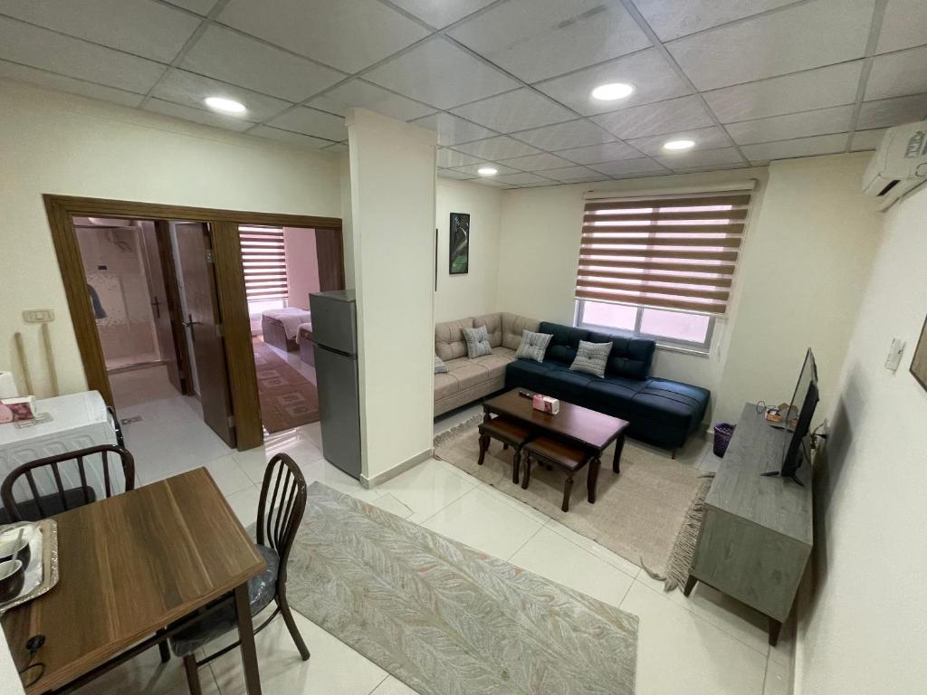 Apartment for rent 50M fully furnished -completely new في عمّان: غرفة معيشة مع أريكة وطاولة