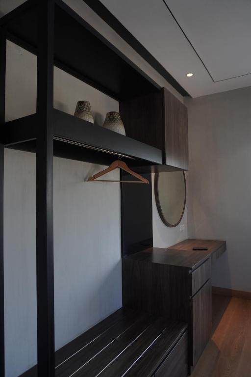 een kamer met een bureau en een spiegel aan de muur bij Bukit Jaya Residence & Apartment Semarang in Semarang