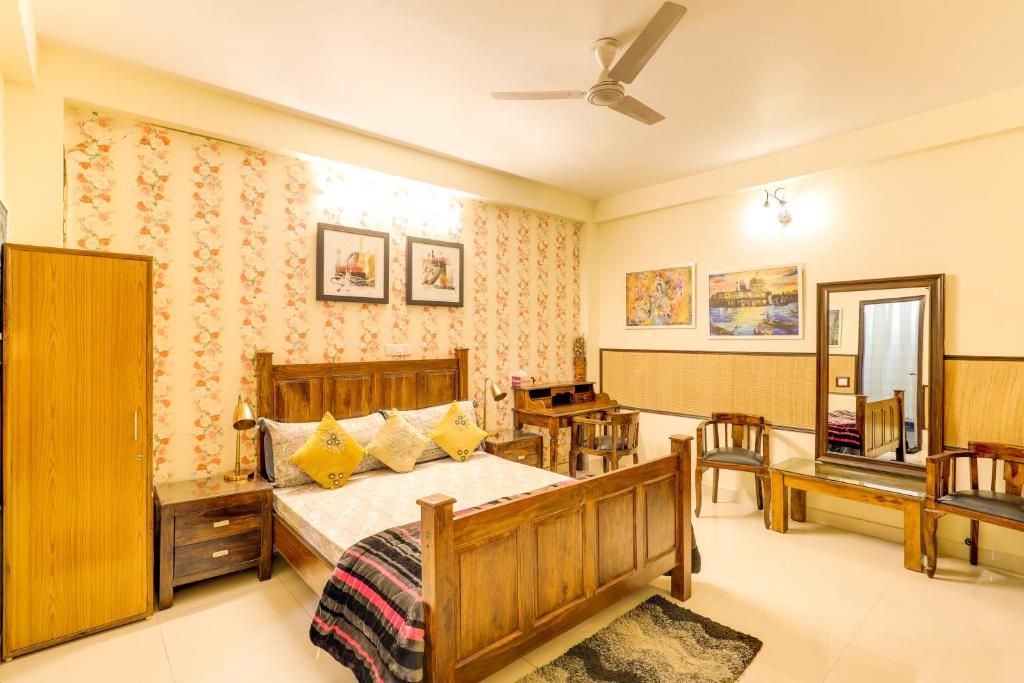 Postel nebo postele na pokoji v ubytování House Of Comfort Greater Noida Luxury