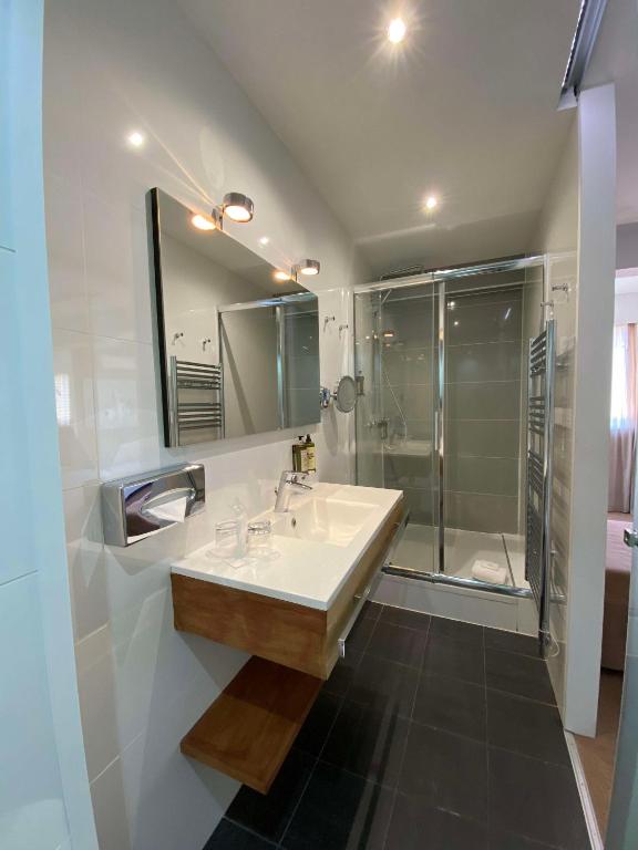 Best Western Plus Hôtel la Rade - Superior Queen Room With Sofa Bed And Sea View