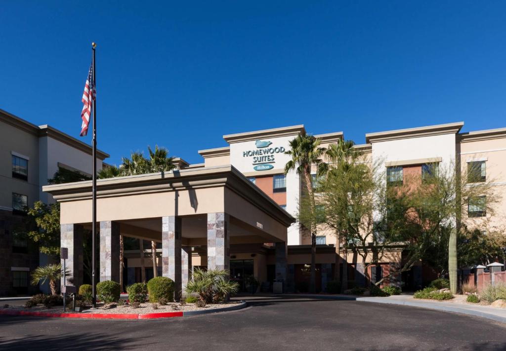 una imagen de la parte delantera del hampton inn suites Palm Springs en Homewood Suites by Hilton Phoenix North-Happy Valley en Phoenix