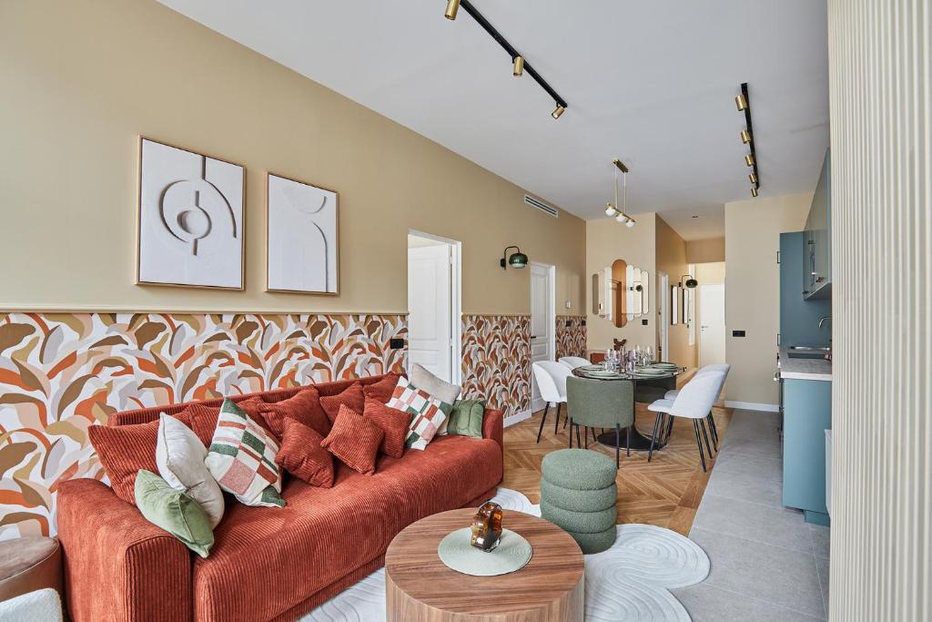 een woonkamer met een bank en een eetkamer bij Apartment Le Marais by Studio prestige in Parijs
