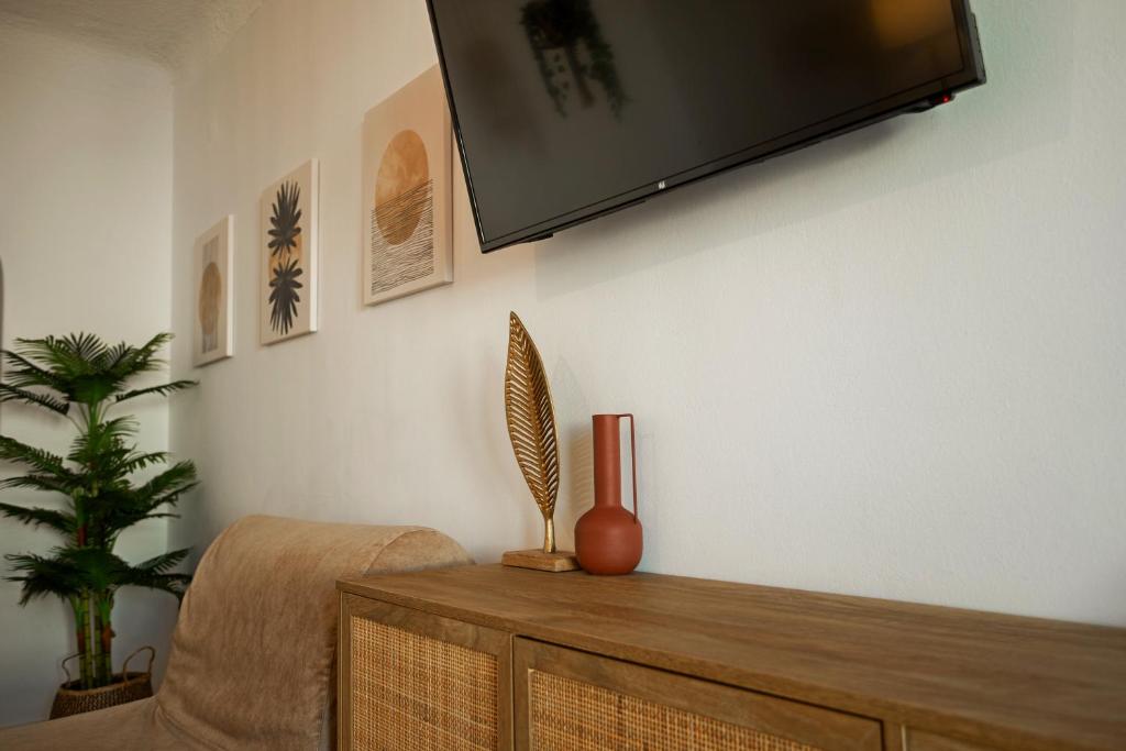 Adonis Hotel Studios & Apartments - 2