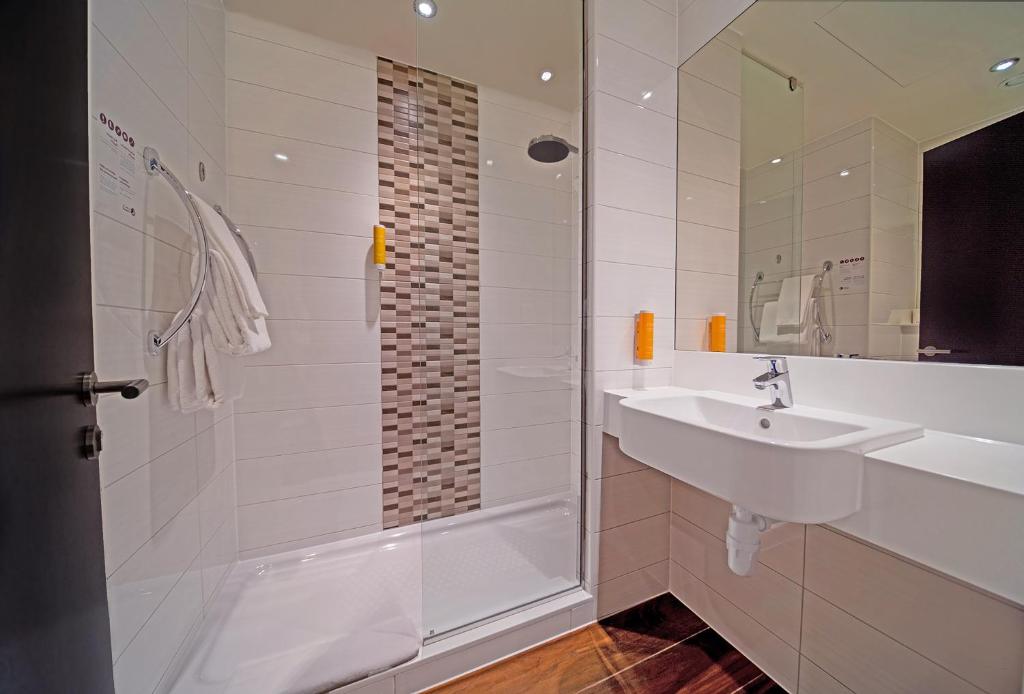 Premier Inn Dubai Al Jaddaf - Resim 43