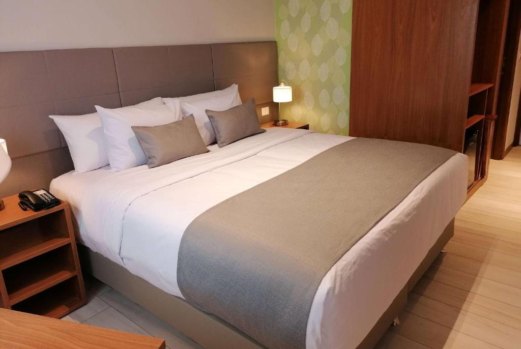 Postel nebo postele na pokoji v ubytování Dazzler by Wyndham Ciudad del Este