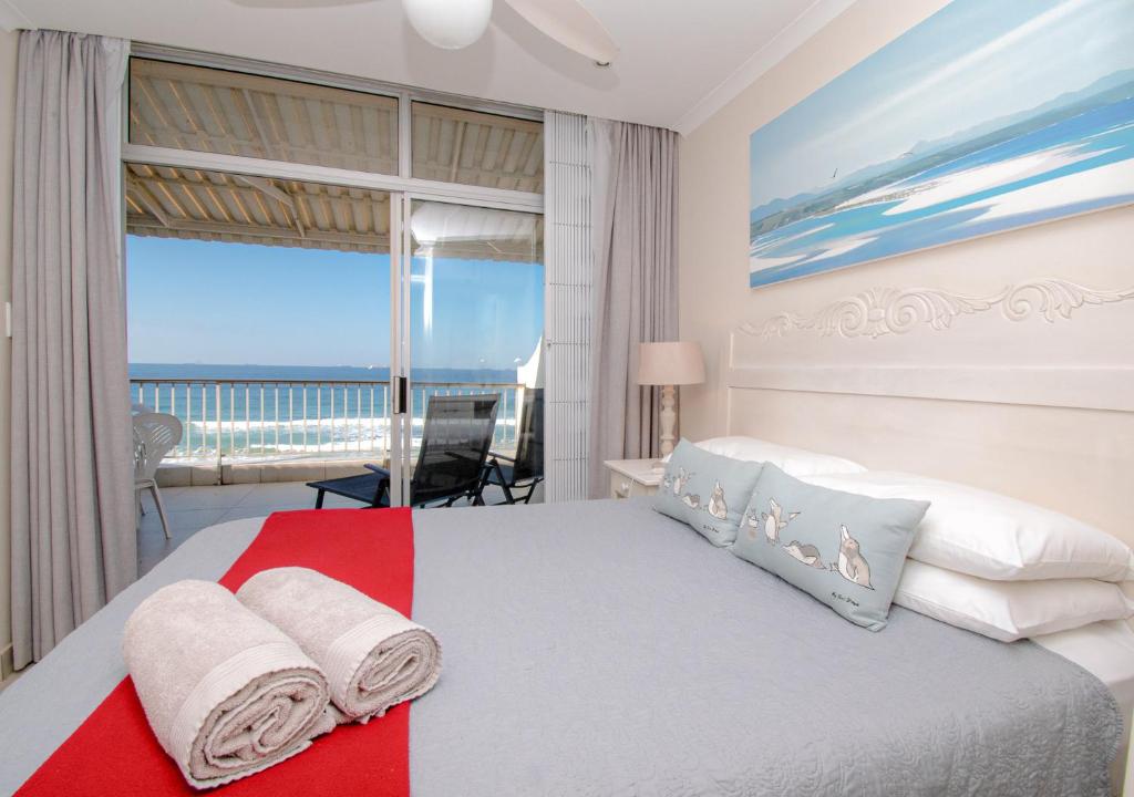 - une chambre avec un lit et une vue sur l'océan dans l'établissement 15 Bronze Bay Umhlanga Rocks, à Durban