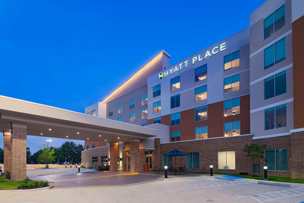 una imagen de la parte delantera del hotel donde estudian en Hyatt Place Austin Lake Travis/Four Points, en Austin