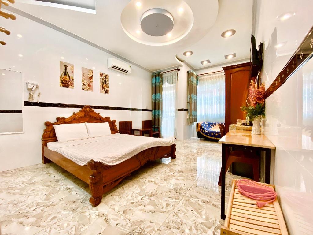 - une chambre avec un lit et une cheminée dans l'établissement CT Morning Hostel, à Cần Thơ