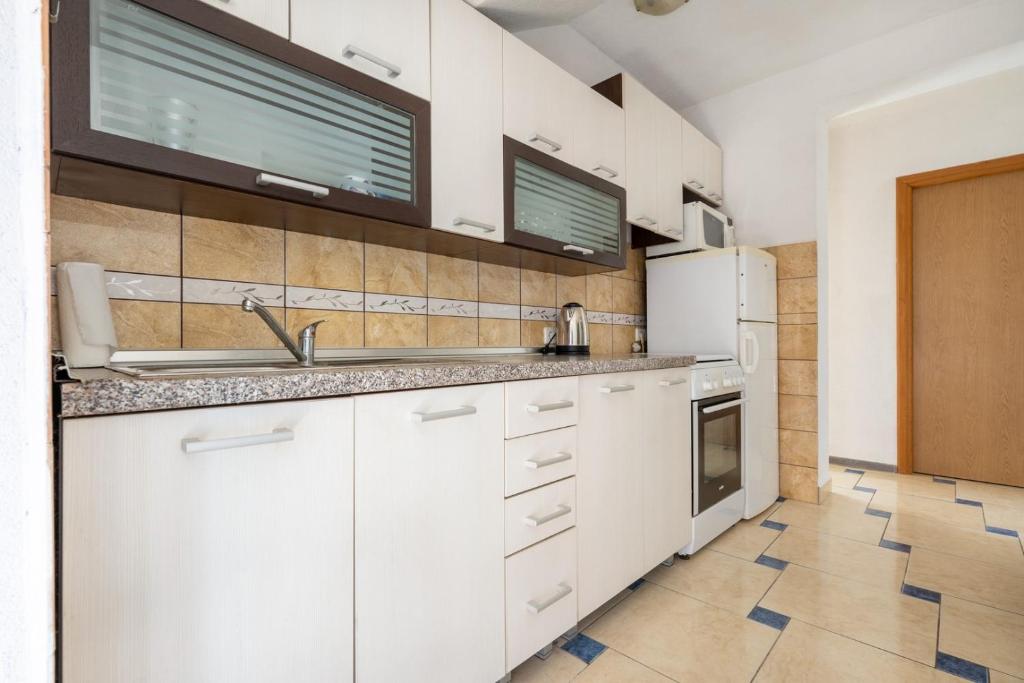 Kuchyň nebo kuchyňský kout v ubytování Apartments Vrabac