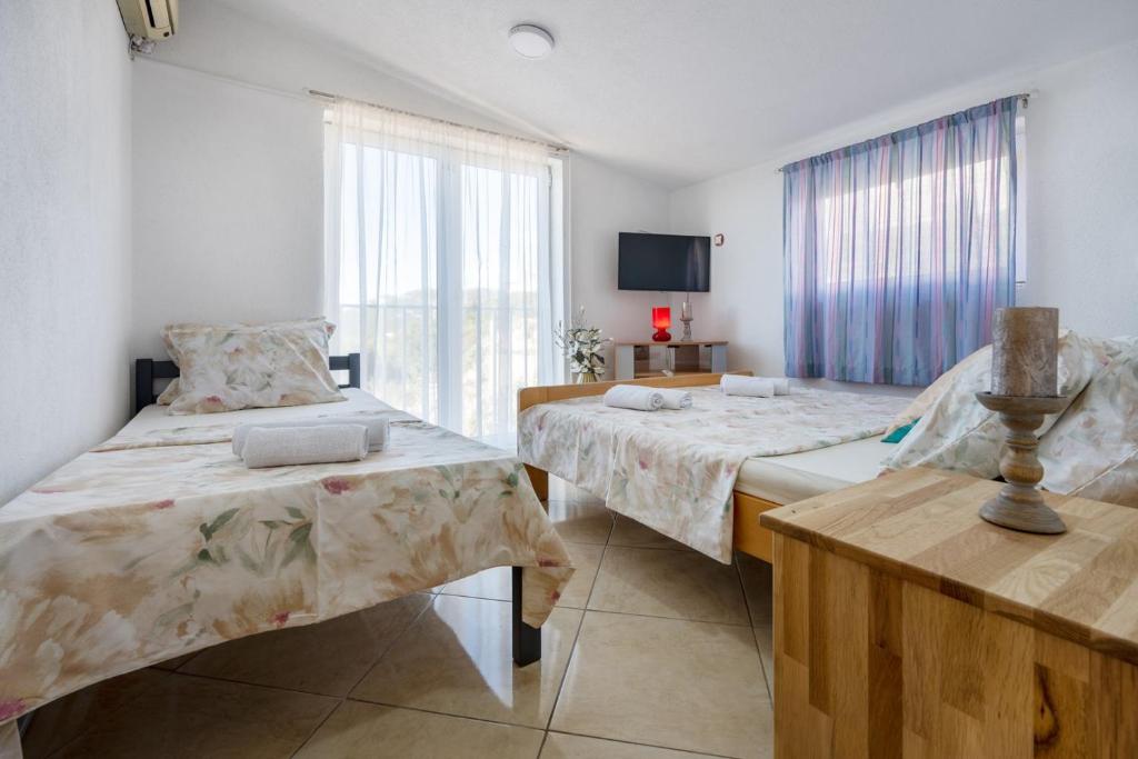 Postel nebo postele na pokoji v ubytování Apartments Vrabac