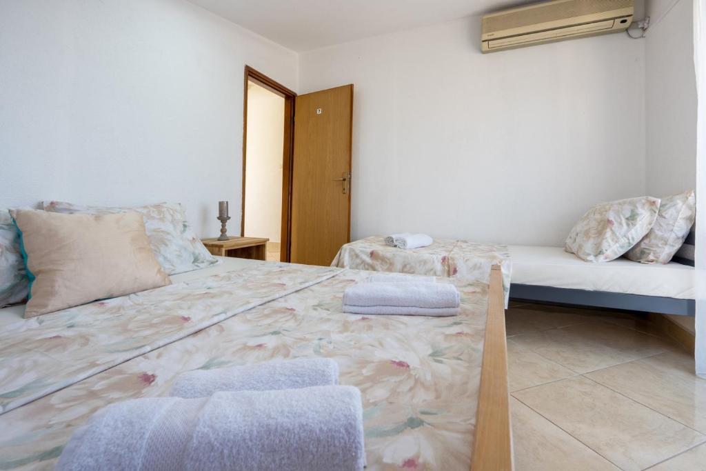 Postel nebo postele na pokoji v ubytování Apartments Vrabac