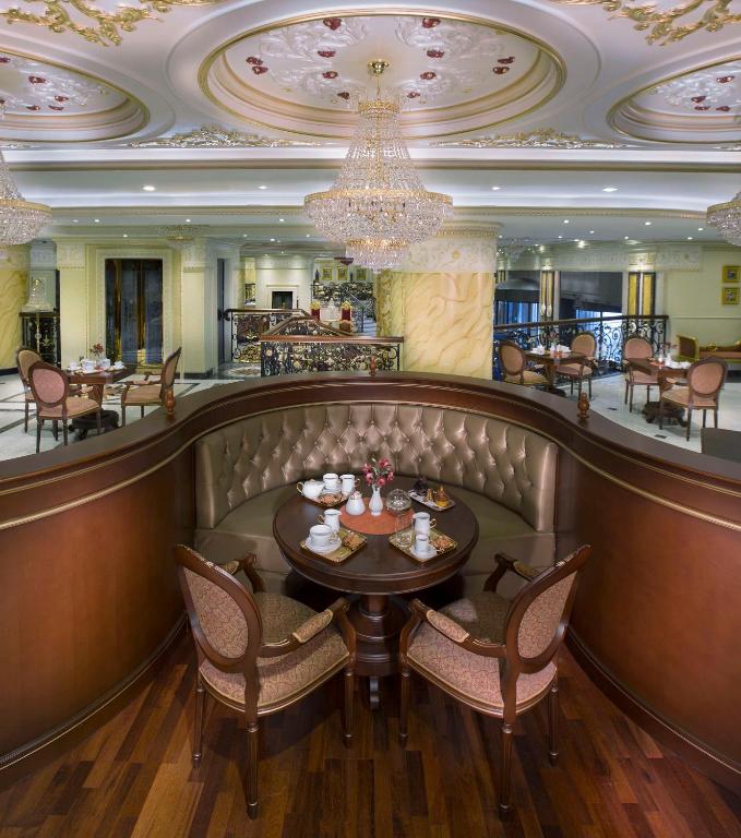 Posezení v ubytování Royal Rose Abu Dhabi, a Curio Collection by Hilton Affiliated Hotel