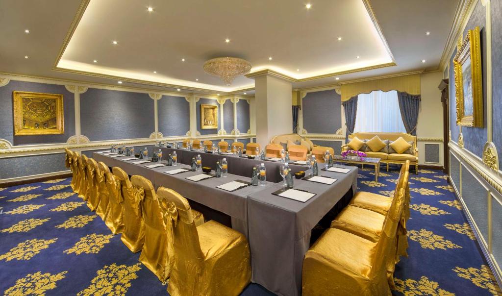 Konferenční prostory v ubytování Royal Rose Abu Dhabi, a Curio Collection by Hilton Affiliated Hotel