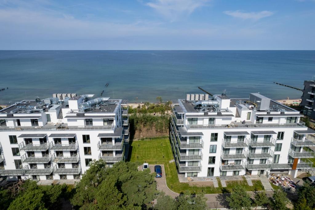 vista aerea di un condominio bianco di Apartamenty Jantaris II by Renters a Mielno