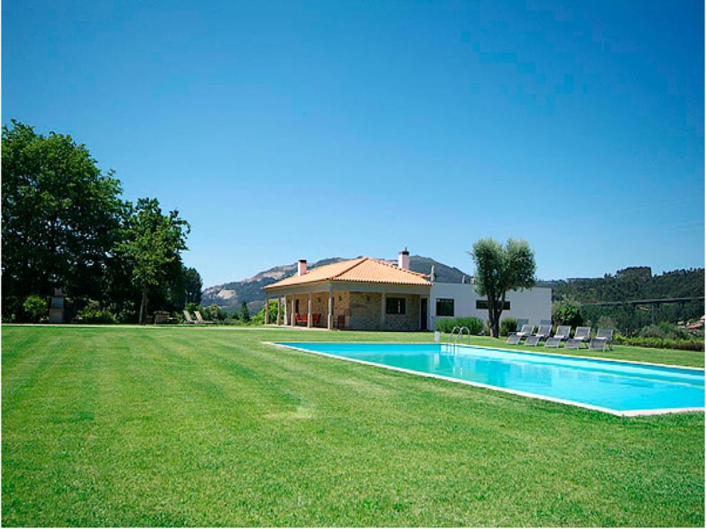 ein Haus mit einem Pool im Hof in der Unterkunft Beautifully Restored Ponte de Lima Farm House - 6 Bedrooms - Quinta Fornelos - Private Pool and Surrounded by Hectares of Vineyards in Ponte de Lima