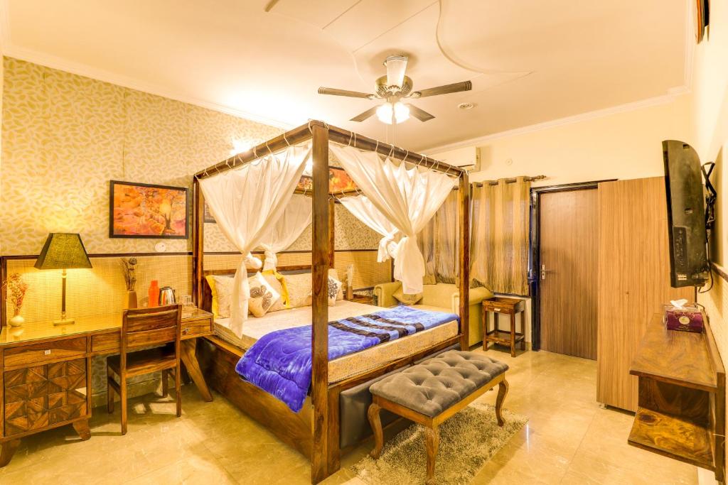 Postel nebo postele na pokoji v ubytování House Of Comfort Greater Noida Luxury